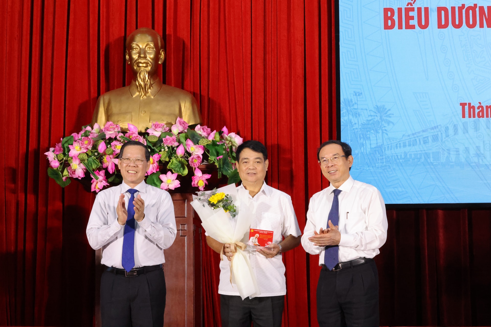 Bí thư Thành uỷ TP. HCM Nguyễn Văn Nên và Chủ tịch UBND TP Phan Văn Mãi trao hoa và biểu trưng cho bí thư chi bộ khu phố, ấp tiêu biểu cấp thành phố năm 2025. Ảnh: LINH NHI. 