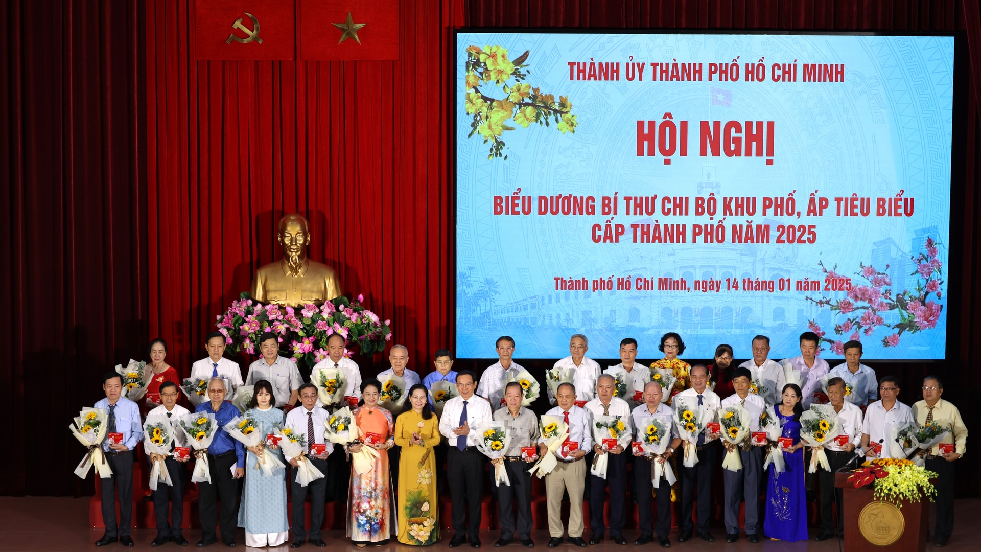 Ban Thường vụ Thành ủy TP HCM đã biểu dương 186 bí thư chi bộ khu phố, ấp tiêu biểu cấp thành phố năm 2025. Ảnh: LINH NHI.