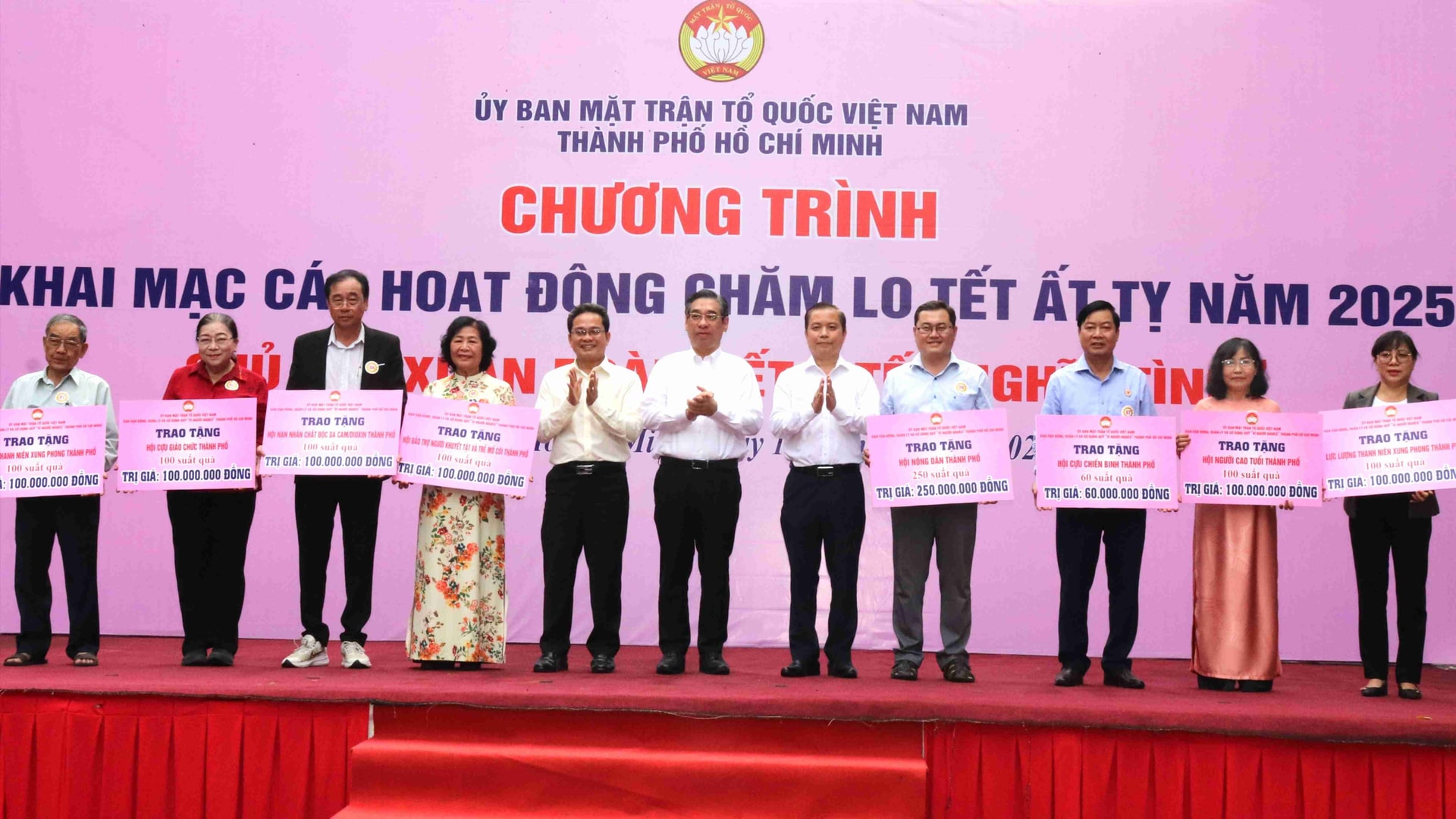 Đồng chí Nguyễn Phước Lộc trao bảng tượng trưng chăm lo tết cho người khó khăn đến các đơn vị, tổ chức thành viên của Ủy ban MTTQ Việt Nam thành phố