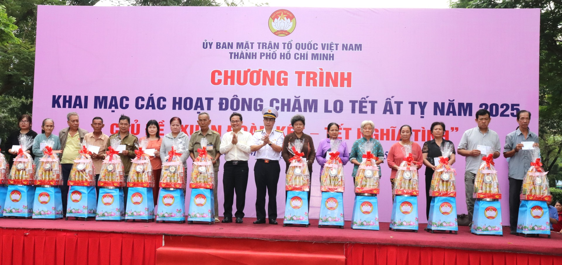 Phó Chủ tịch Ủy ban MTTQ Việt Nam TPHCM Phạm Minh Tuấn trao quà cho các hộ dân khó khăn