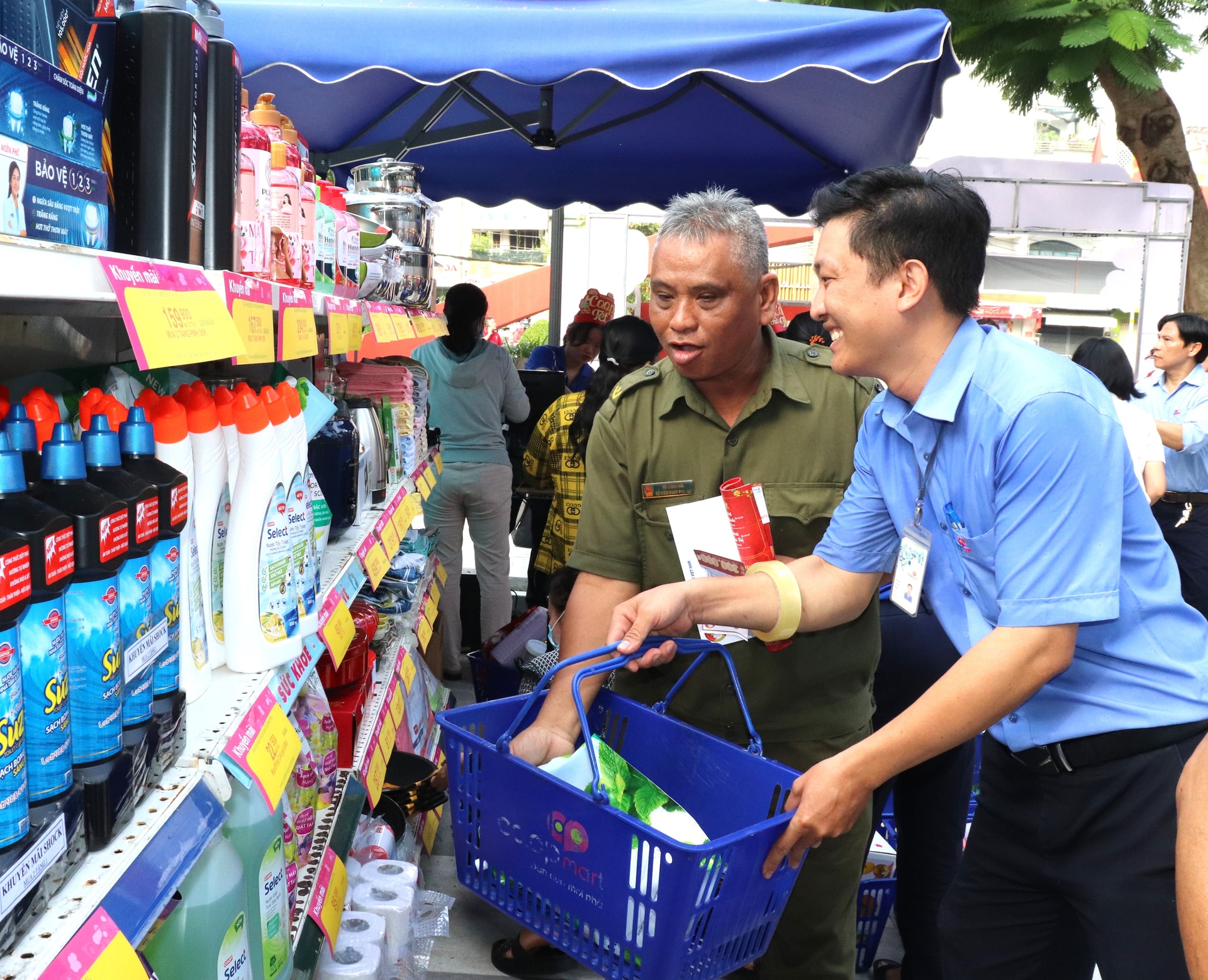 Người dân mua hàng ngay tại chương trình bằng phiếu quà tặng