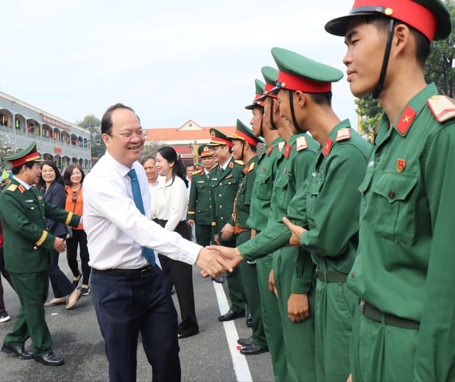 Phó Bí thư Thường trực Thành ủy TP HCM Nguyễn Hồ Hải chúc mừng các chiến sĩ