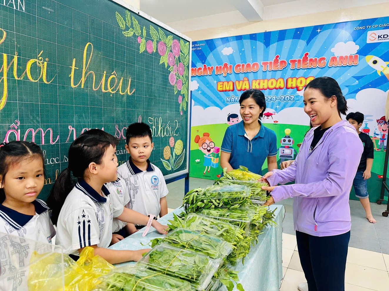 Học sinh Trường tiểu học Hiệp Tân giới thiệu các loại rau với phụ huynh